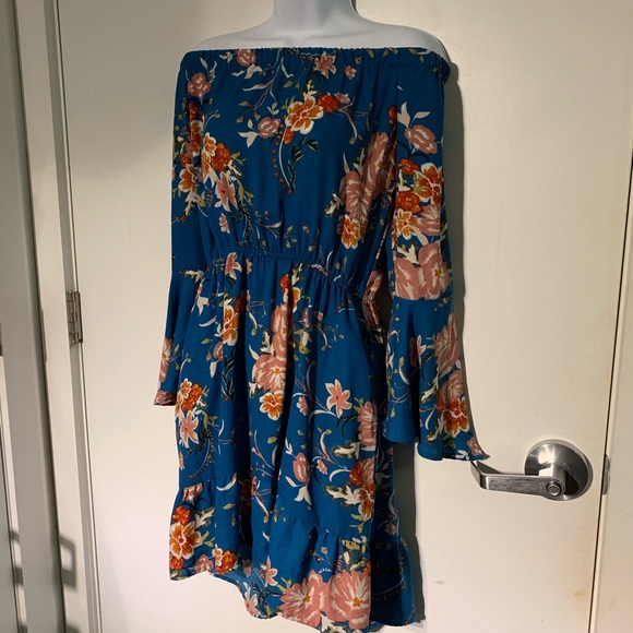 Off the shoulder Dress - Picture 4 of 7